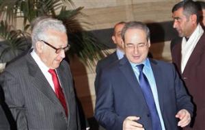 Lakhdar Brahimi et le vice ministre syrien des affaires étrangères Faisal Mekdad le 24 décembre à Damas