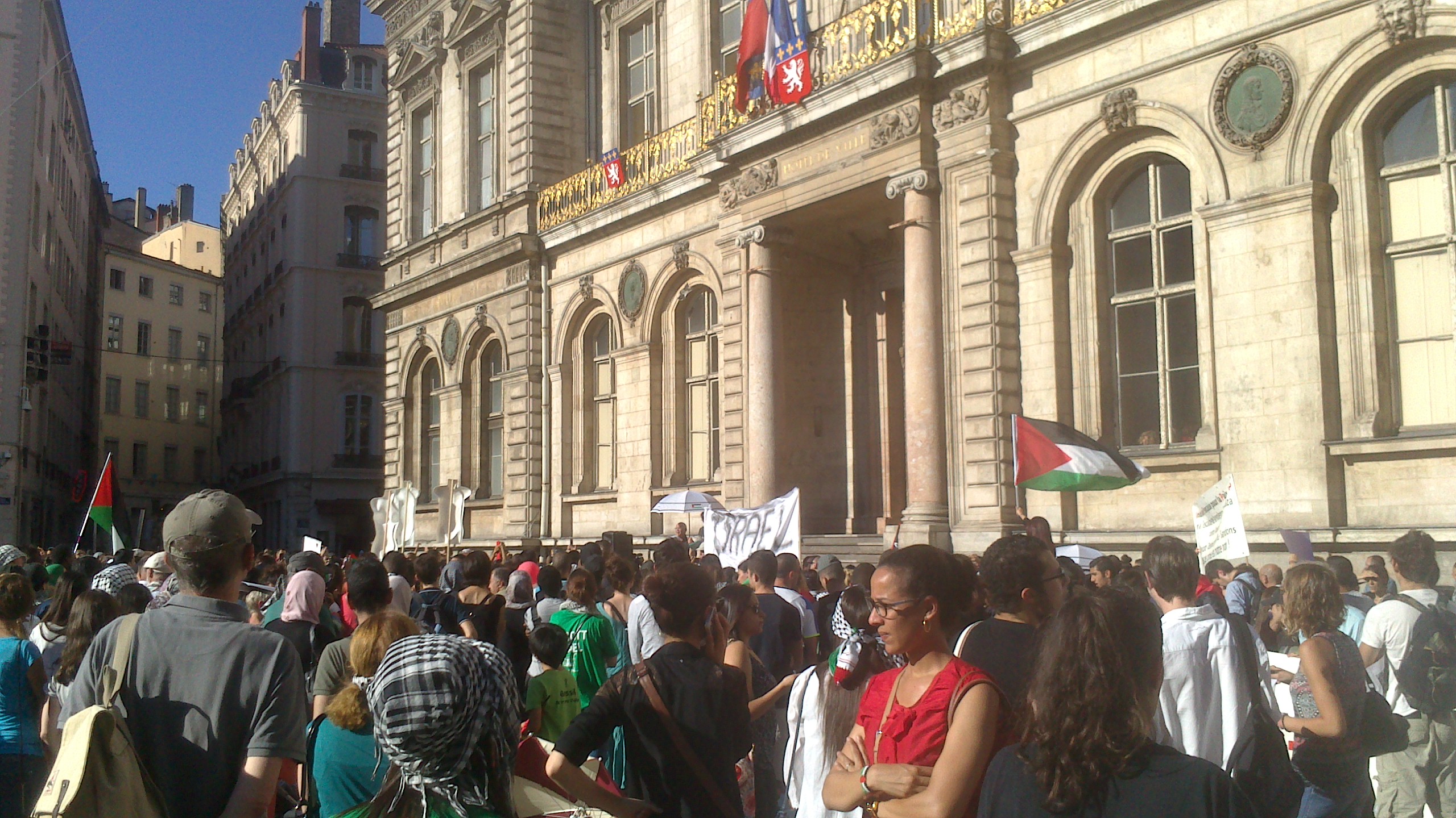 Le rassemblement se tenais devant l'Hôtel de Ville deLyon