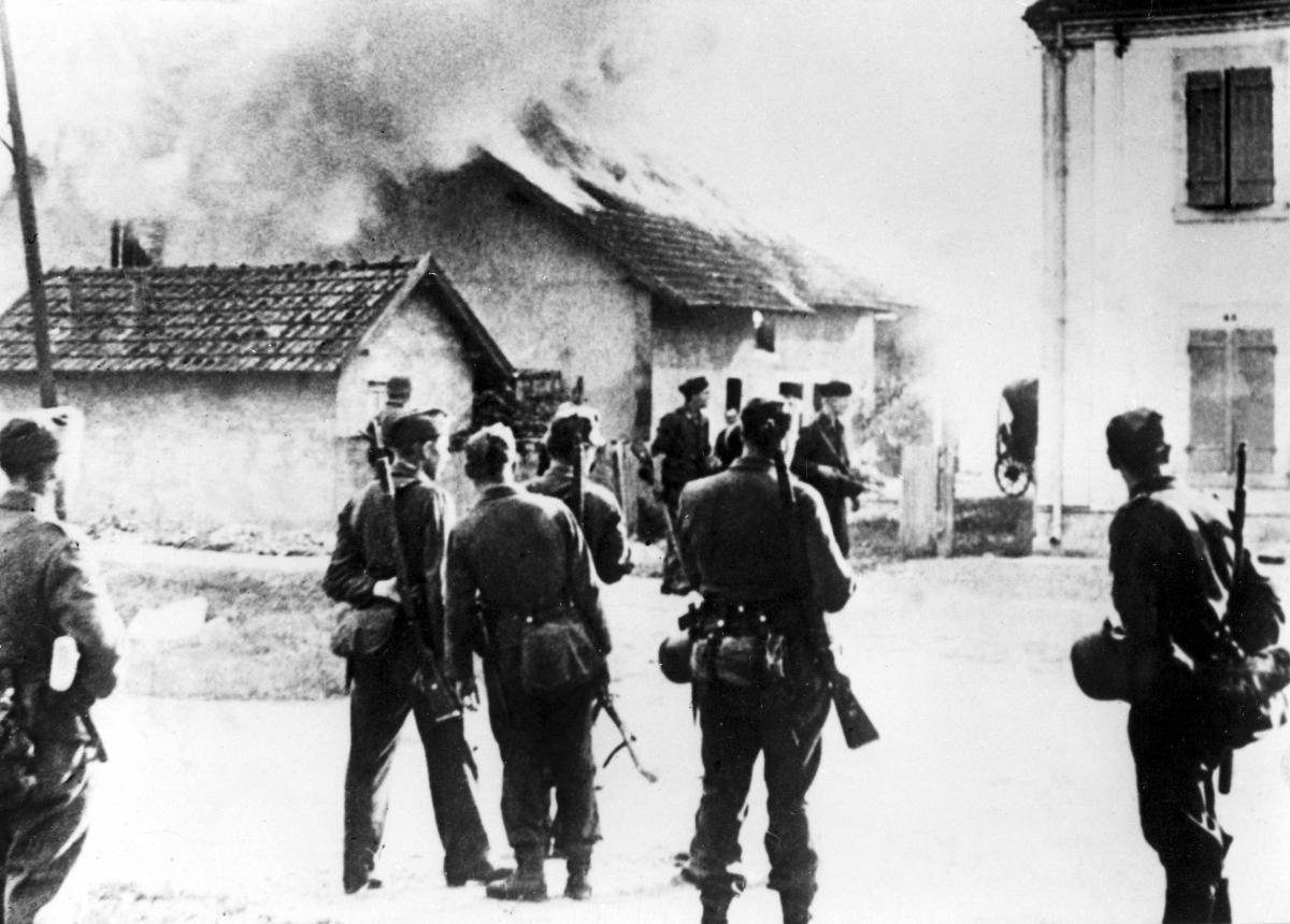 A Lantilly en Bourgogne,les-allemands-incendient-une-maison-après avoir exécuté une vingtaine de résistants
