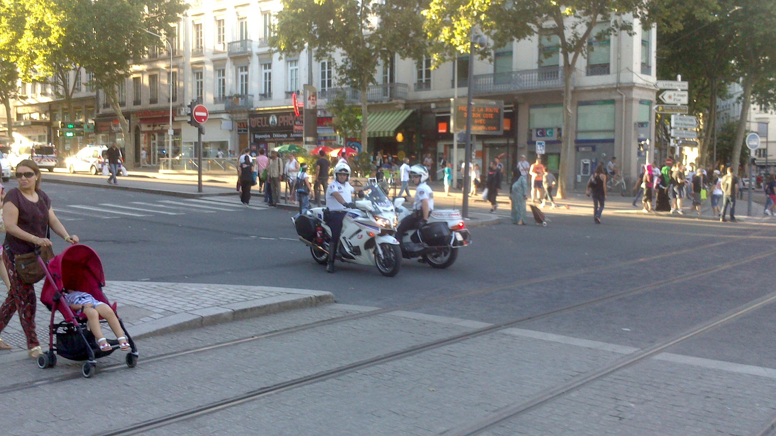 Motards de la police au carrefour rue de Marseille - Cours Gambetta