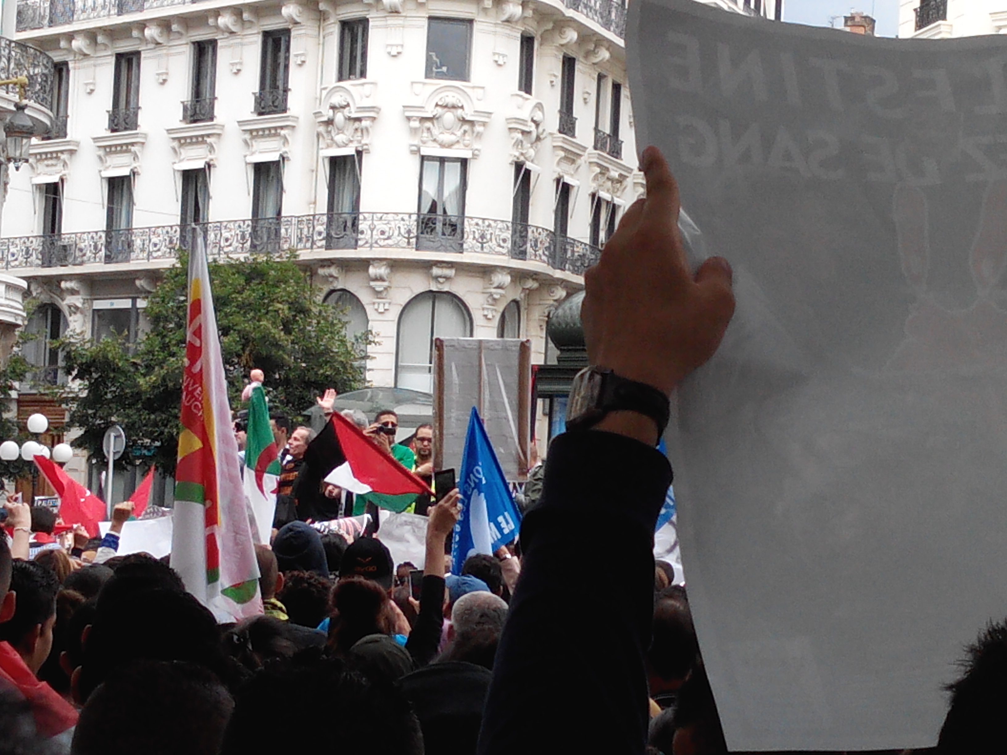Place de la République, les slogans fusent. On distingue un drapeau algérien