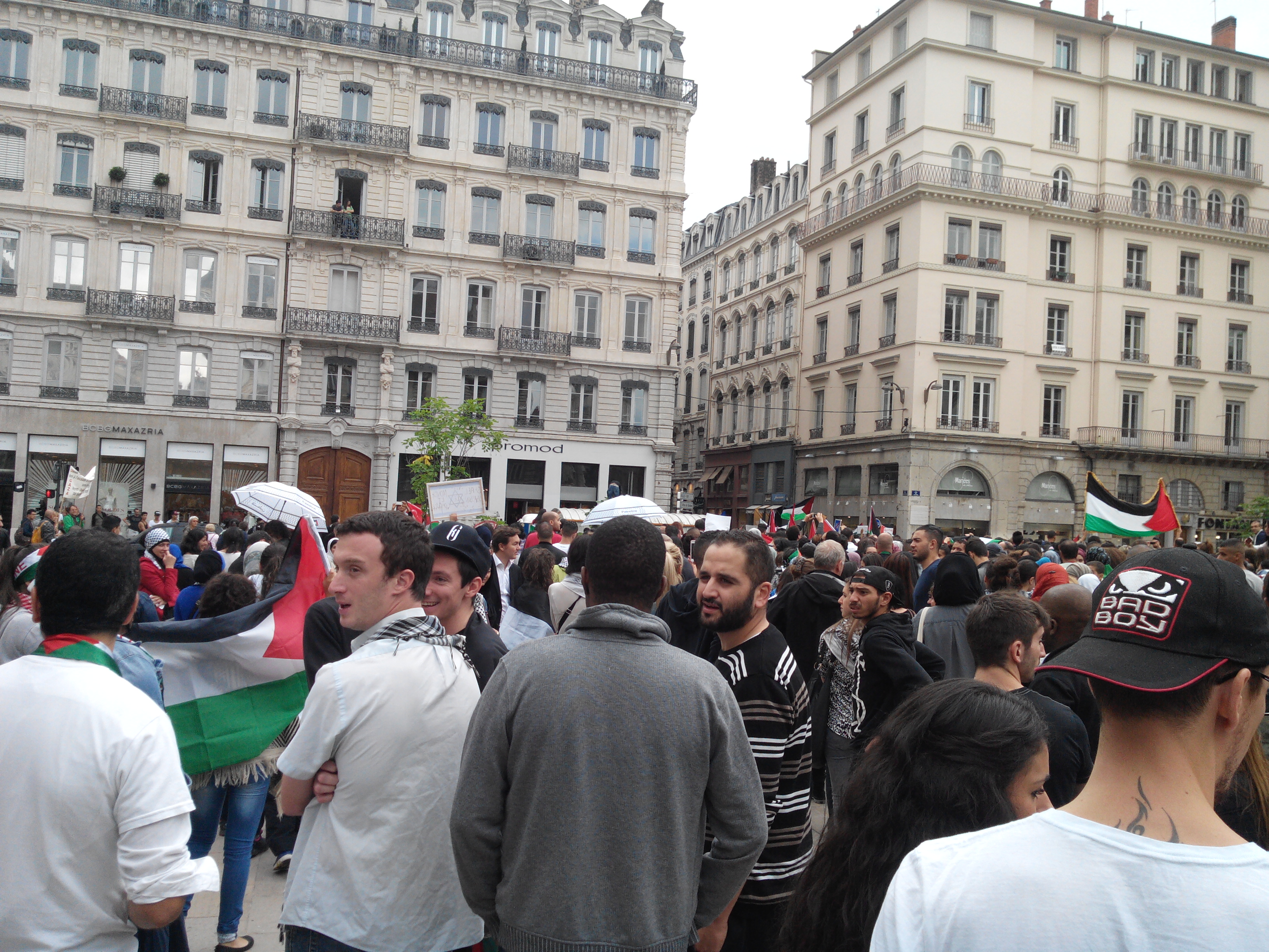 Place des Jacobins: des manifestants sont déjà rue Gasparin en direction de la place Bellecour
