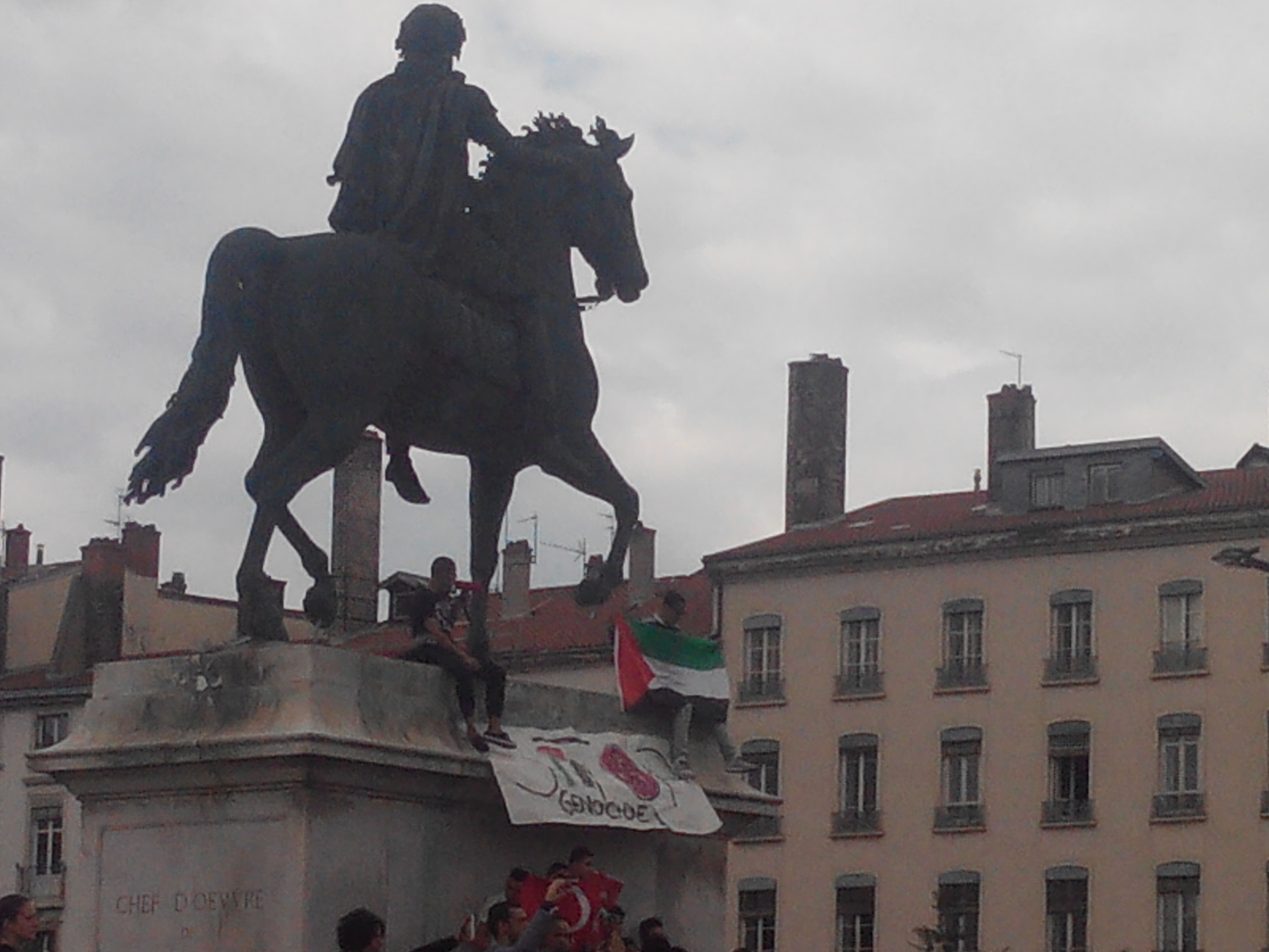 Louis XIX monte à cheval à la romaine, sans étriers. Il y a cependant peu de risques qu'il s'écroule sur un manifestant