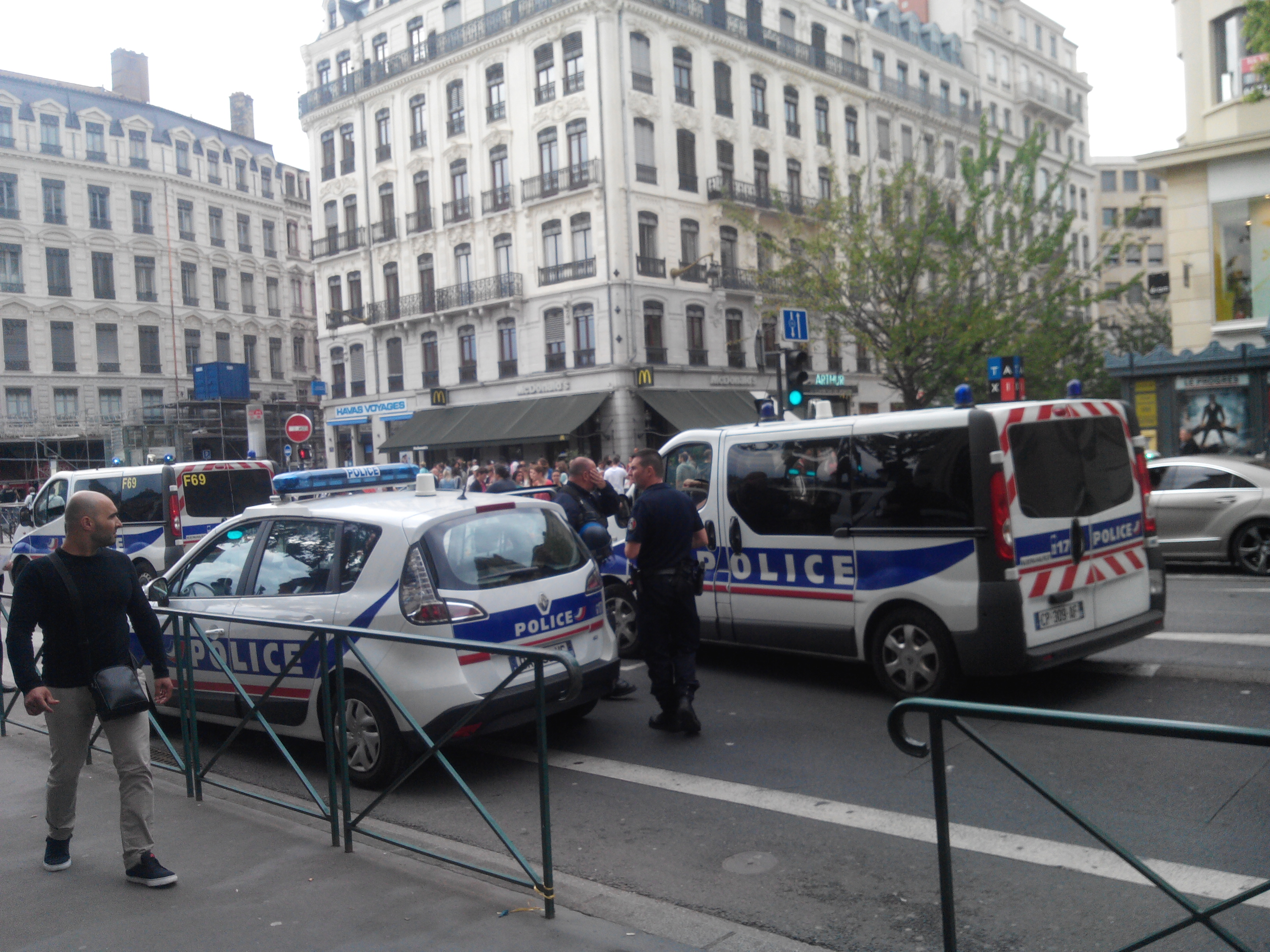Policiers rue de la Barre vers l'angle avec la place Bellecour. Il y avait des véhicules jusque un peu au delà de la rue des Marronniers.