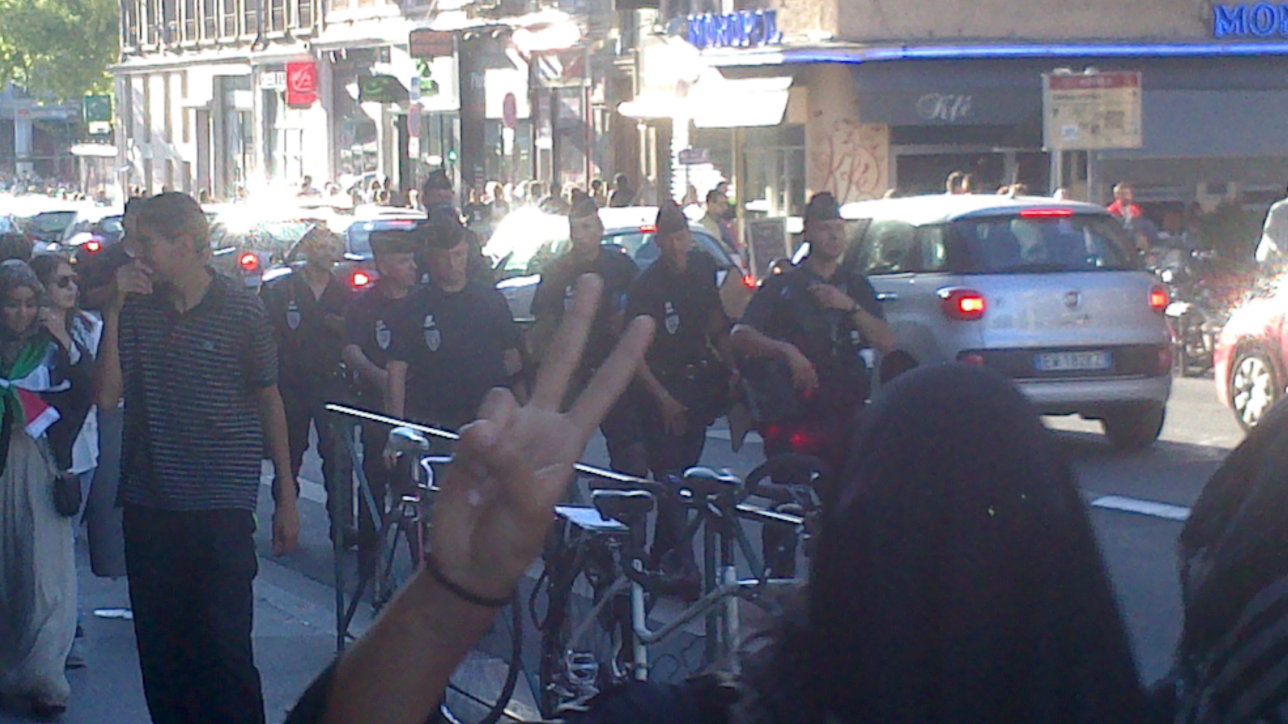 La police escorte les manifestants