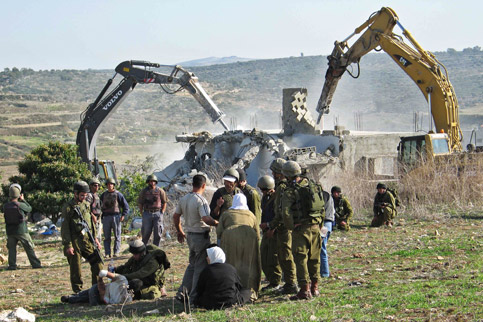 Les sionistes ne brûlent pas les maisons, ils les rasent avec des engins de chantier (ou à la bombe à Gaza)