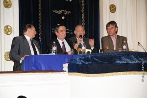 Guillermo Borger (2ème à partir de la gauche) à un colloque du CRIF en 2010
