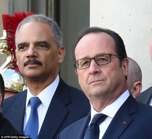 Eric Holder et François Hollande à Paris le 11 janvier dernier