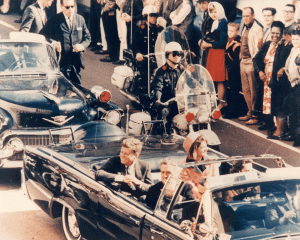 Dallas le 22 novembre 1963, peu avant l'assassinat de John F. Kennedy